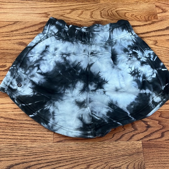 Lululemon shorts - Picture 7 of 9